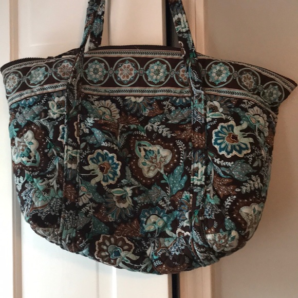 Vera Bradley Handbags - Large pretty Vera Bradley tote!